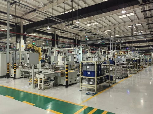 自動(dòng)物流車(chē)來(lái)回穿梭,機(jī)器人自動(dòng)上下物料,嘉定智能工廠未來(lái)感十足